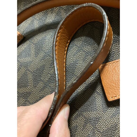 MICHAEL KORS SIGNATURE SAFFIANO LEATHER MEDIUM SHOULDER BAG - Picture 15 of 16